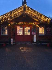 Julestemning lys på inngangspartien til Finnskogen Kro og Motel